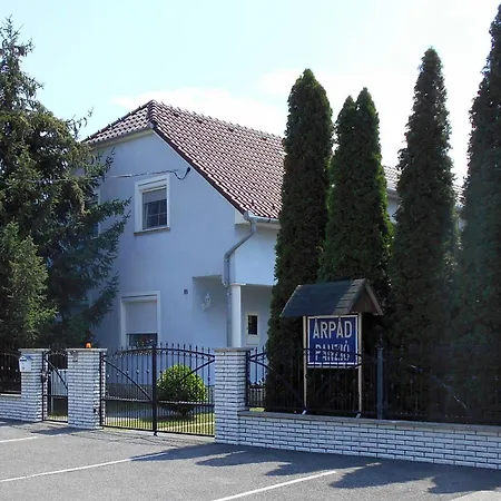 Arpad Panzio Bed & Breakfast *