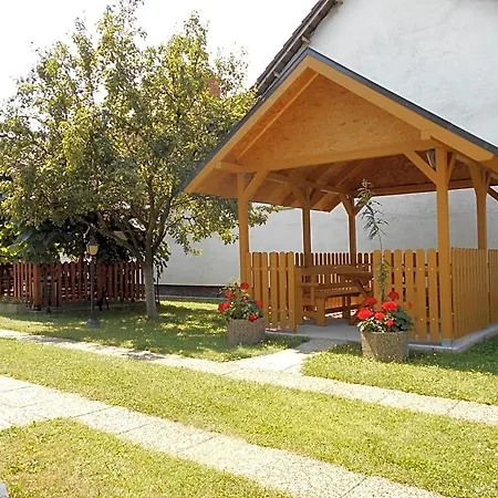 Arpad Panzio Oda ve Kahvaltı 3*